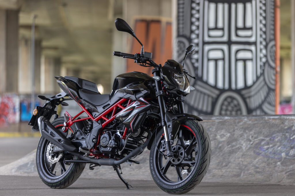 Benelli BN125 červená