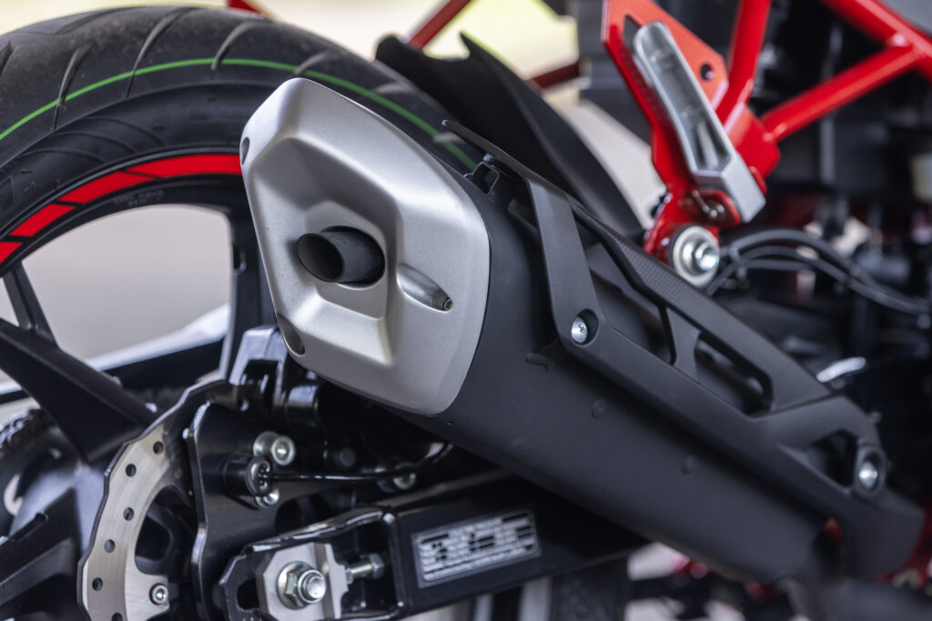 Benelli BN125 červená