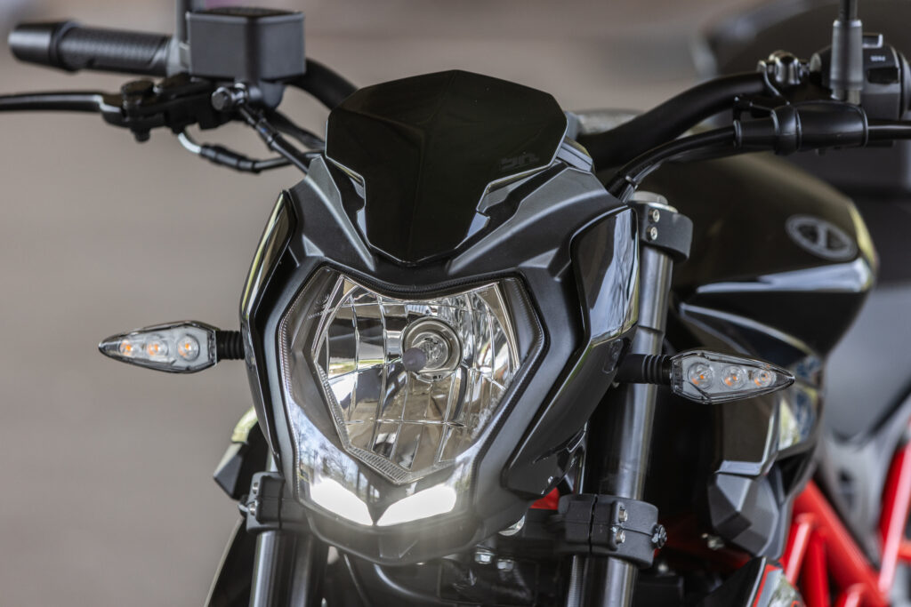 Benelli BN125 červená