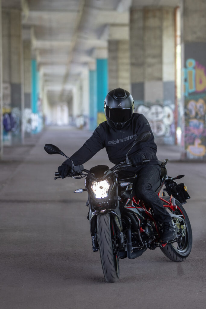 Benelli BN125 červená