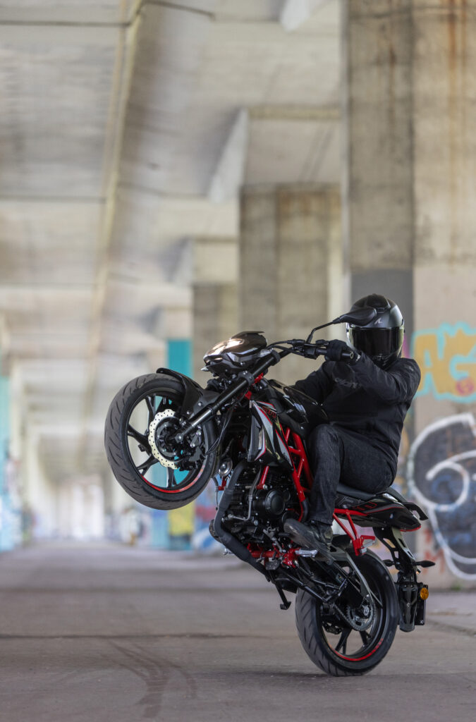 Benelli BN125 červená