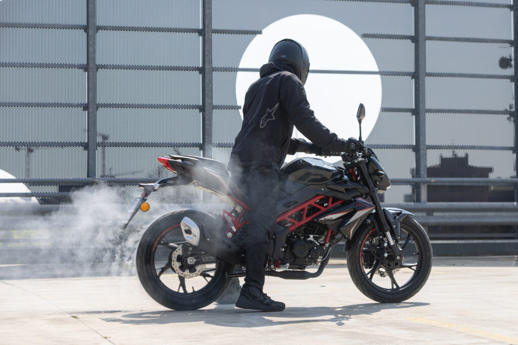 Benelli BN125 červená