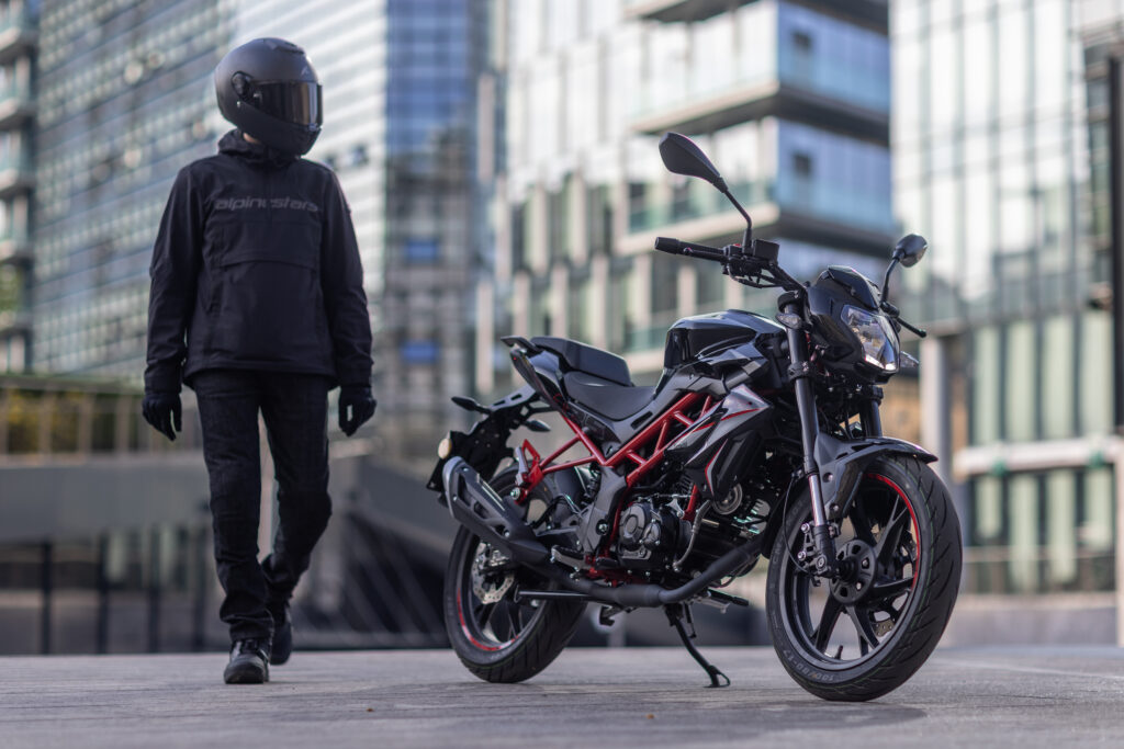 Benelli BN125 červená